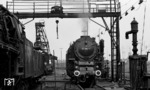 Neben 011 072 (01 1072) war 011 062 (01 1062) die letzte kohlegefeuerte 01.10 des Bw Rheine. Während 011 072 im Dezember 1972 ausgemustert wurde, war 011 062 noch bis April 1973 im Betrieb. (08.05.1972) <i>Foto: Burkhard Wollny</i>