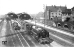 Die fabrikneue 01 004 (Ablieferung am 12.03.1926 an das Bw Hamm/Westf) vor D 4 in Hagen Hbf. Links 55 007 (eine pr. G 7) als örtliche Rangierlok 1.  (1926) <i>Foto: Carl Bellingrodt</i>