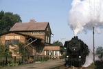 52 8021-9 (1961 aus 52 6684 rekonstruiert) verlässt mit Nahgüterzug Ng 65180 den Bahnhof Vehlefanz zwischen Neuruppin und Heningsdorf. (26.09.1987) <i>Foto: Michael Krolop</i>