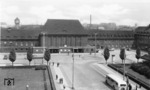 Das Empfangsgebäude von Ratibor in Oberschlesien. Zum Ende des Zweiten Weltkriegs brannte der Bahnhof ab und wurde durch einen modernen Zweckbau ersetzt. (1935) <i>Foto: RVM</i>