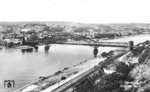 Die Brücke von Remagen, deren Name zur Zeit ihres Bestehens Ludendorff-Brücke lautete, war eine Eisenbahnbrücke über den Rhein bei Remagen und Erpel (Rechte Rheinstrecke). Die Brücke wurde im Ersten Weltkrieg aus militärstrategischen Gründen errichtet und spielte in der Schlussphase des Zweiten Weltkriegs in Deutschland eine wichtige Rolle:Beim Rückzug der Heeresgruppe B unter Walter Model auf die rechte Seite des Rheins 1945 sollten alle Rheinbrücken gesprengt werden. Amerikanische Truppen unterbrachen die Sprengkabel zur Ludendorffbrücke und vereitelten damit ihre Sprengung. Damit hatten die US-Truppen ab dem 7. März 1945 einen Rheinübergang. Von deutscher Seite wurde vergeblich versucht, die Brücke noch aus der Luft zu zerstören. Hitler ließ mehrere Offiziere erschießen, die für die Durchführung der Sprengung verantwortlich waren. Aufgrund von Beschädigungen durch einen vorausgegangenen, zunächst gescheiterten Sprengversuch deutscher Truppen stürzte die Brücke am 17. März 1945 schließlich ein. Weil die Verkehrsstrecke nach dem Krieg nur noch geringe Bedeutung hatte, wurde sie nicht wieder errichtet. Im befestigten Brückenportal auf Remagener Seite, also der linksrheinischen Seite, ist heute das Friedensmuseum Brücke von Remagen untergebracht (Quelle: Wikipedia).  (1931) <i>Foto: unbekannt</i>