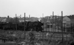 52 1360 vom Bw Berlin-Schöneweide besaß einen Mischvorwärmer und Giesl-Flachejektor. Hier passiert sie Grenzanlagen an der Bornholmer Straße in Berlin. (21.07.1970) <i>Foto: Burkhard Wollny</i>
