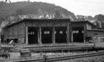 Der Lokschuppen in Geislingen an der Steige beherbergte neben den Schiebeloks zur Dampflokszeit (Baureihe 95), die Nebenbahnloks der Baureihe 86, die auf der Stichbahn nach Wiesensteig im Einsatz waren. (28.08.1969) <i>Foto: Burkhard Wollny</i>