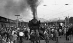 Volksfeststimmung bei der Abschiedsfahrt der 18 323 (018 323-6) in Freiburg Hbf.  (13.07.1969) <i>Foto: Burkhard Wollny</i>
