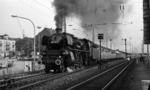 018 323-6 (18 323) verlässt mit einem Sonderzug den Freiburger Hauptbahnhof. (13.07.1969) <i>Foto: Burkhard Wollny</i>