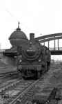 Jahrzehntelang war die preußische P 8 Stammgast auf der Gäubahn. Vor dem schönen Wasserturm und der alten Bertholdstraßenbrücke wartet die Tübinger 38 2357 (038 357-0) auf die Heimfahrt. (12.07.1969) <i>Foto: Burkhard Wollny</i>