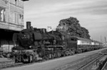 038 499-0 (38 2499) vor dem historischen Rheingoldzug im Bahnhof Waldenburg. (27.09.1970) <i>Foto: Burkhard Wollny</i>