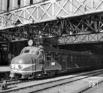 Die NS-Baureihe Mat ’54 oder Materieel ’54 war eine Serie von zwei- und vierteiligen Elektrotriebzügen, die von der Niederländischen Eisenbahn (NS) ab Mitte der 1950er-Jahre in großer Zahl eingesetzt wurden. Aufgrund der markanten Kopfform wurden sie im Volksmund „Hondekop“ (Hundekopf) genannt. NS 752, eine vierteilige Einheit, steht hier in Amsterdam CS. (09.09.1965) <i>Foto: Jörg Schulze</i>
