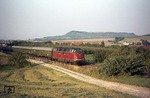 220 084 vor DC 954 westlich von Bretzfeld. Der City-D-Zug (DC) wurde von der DB zum Sommerfahrplan 1973 eingeführt. Überwiegend drei Mal täglich sollten diese Züge nicht an das IC-Netz angeschlossene Wirtschaftszentren als Zubringerzüge an dieses Zugsystem anschließen. Der Erfolg blieb dieser Zuggattung versagt, da die Fahrzeiten auf die im Zwei-Stunden-Takt verkehrenden IC-Züge ausgerichtet waren, die damals nur die erste Klasse führten, und sich Passagiere der zweiten Klasse von Anschlusszügen abgehängt sahen. Der DC kann als Vorläufersystem des (auch gescheiterten) Interregiosystem der 1990er Jahre angesehen werden. (07.09.1973) <i>Foto: Wolfgang Bügel</i>