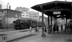 001 131-2 läuft vor N 2814 in den Bahnhof Kulmbach ein. Ein Dampfzug, das hölzerne Bahnsteigdach, höhengleiche Übergänge, die morbide Umgebung wirken heute fast unwirklich. (26.05.1972) <i>Foto: Burkhard Wollny</i>