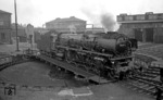 001 187-4 dreht auf der Drehscheibe im Bw Hof. (01.10.1972) <i>Foto: Burkhard Wollny</i>