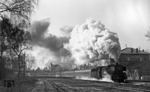 001 168 hat soeben die "Schiefe Ebene" hinter sich gebracht und durchfährt vor E 1863 den Bahnhof Marktschorgast. (23.12.1972) <i>Foto: Burkhard Wollny</i>