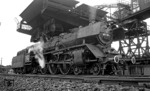 003 008-2 unter der Bekohlungsanlage im Bw Ulm. (11.11.1972) <i>Foto: Burkhard Wollny</i>