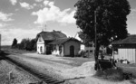 Der Bahnhof Bronnen an der 1984 stillgelegten und abgebauten Strecke von Laupheim West nach Schwendi. (27.06.1971) <i>Foto: Burkhard Wollny</i>