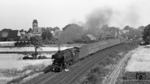 Blick von der Bundesstarße 70 auf 012 055 (01 1055) vor E 1806 nach Rheine. Das Einfahrsignal der Gegenrichtung ist für die Durchfahrt des E 1631 auf Fahrt gestellt (vgl. Bild-Nr. 8887). (06.08.1973) <i>Foto: Burkhard Wollny</i>