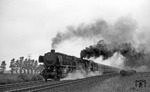 043 574 (44 1574) und eine unbekannte kohlegefeuerte Schwesterlok beschleunigen den 4000t Erzzug Gag 52908 an einem regnerischen Sommermorgen kurz hinter Emden bei Petkum. (07.08.1973) <i>Foto: Burkhard Wollny</i>