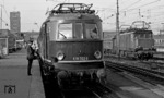 118 002 vor einem Eilzug in Stuttgart Hbf. Rechts überholt 144 008. (27.08.1971) <i>Foto: Burkhard Wollny</i>