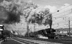 Volldampf voraus: 003 179 verlässt vor E 1990 den Ulmer Hauptbahnhof. (17.10.1970) <i>Foto: Burkhard Wollny</i>