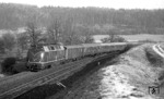 221 125 vor einem Schnellzug nach Stuttgart bei Ellrichshausen. (13.01.1973) <i>Foto: Burkhard Wollny</i>