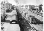 Ein langer Fronturlauberzug aus mindestens 15 Wagen wird am Zugschluss mit leichter Flak gegen Fliegerangriffe gesichert. Rechts rangiert eine Lok der Baureihe 92. (1943) <i>Foto: RVM (Hollnagel)</i>