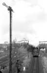 Freie Fahrt für 39 252 am Blocksignal des Bk Kanalstraße auf dem Weg zum Kölner Hauptbahnhof. Im Hintergrund die Kohlenbeförderungsanlage zum Bw Köln Bbf. (1948) <i>Foto: RBD Köln (Fischer)</i>
