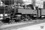 64 472 in Mainz Hbf. Im Hintergrund ist die kurz nach dieser Aufnahme abgerissene Querhalle des Hauptbahnhofs zu erkennen. (05.1951) <i>Foto: A. Dormann, Slg. W. Löckel</i>