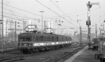 465 002 fährt in den Stuttgarter Hauptbahnhof ein. Die Triebwagen erledigten den Stuttgarter  Vorortverkehr bis zum Erscheinen der Baureihe 420. (18.11.1972) <i>Foto: Burkhard Wollny</i>