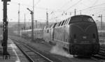 220 061 und die mit 2x 1350 PS ausgestattete 221 124 (gegenüber 2x 1100 PS der Baureihe 220) verlassen mit einem Schnellzug den Stuttgarter Hauptbahnhof. (18.11.1972) <i>Foto: Burkhard Wollny</i>
