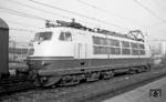 Damals das modernste Zugpferd der DB: 103 129-3 noch im Originalzustand mit Scheren-Stromabnehmern der Bauart DBS 54a und Pufferverkleidung in Stuttgart Hbf. (18.11.1972) <i>Foto: Burkhard Wollny</i>