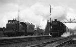 051 376 durcheilt mit E 1655 (N.-Wirsberg - Hof) den Bahnhof Falls. Links wartet 260 112 mit dem Personenzug nach Gefrees. (27.03.1972) <i>Foto: Burkhard Wollny</i>