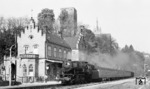 023 016 vor E 1560 aus Heidelberg im Bahnhof Bad Wimpfen. Das Bahnhofsgebäude passt sich perfekt der mittelalterlichen Stauferpfalz und späteren Freien Reichsstadt an. (13.05.1973) <i>Foto: Burkhard Wollny</i>