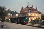 Die Lok "Helene" (Bj. 1919) wurde ursprünglich als Lok 8 "Techow" an die Jüterbog-Luckenwalder-Kleinbahn geliefert. 1934 wurde sie nach Bad Lauterberg verkauft wo sie auch den Namen "Helene" erhielt. Dort war sie bis 1969 auf einer 6 km langen Werkbahn unterwegs. 1970 kam sie zur Jagsttalbahn. Dort zog sie zwischen 1971 bis zur Einstellung des Fahrbetriebes 1986 die Museumszüge, hier bei der Einfahrt in den Bahnhof Mockmühl. (09.09.1973) <i>Foto: Wolfgang Bügel</i>