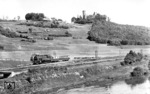 93 514 mit einem VS vor der Kulisse der Kasselburg bei Gerolstein in der Eifel. (23.05.1936) <i>Foto: DLA Darmstadt</i>