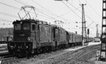 ÖBB 1045.10 und 1045.04 verlassen mit einem Personenzug den Bahnhof Attnang-Puchheim.  (25.07.1971) <i>Foto: Burkhard Wollny</i>