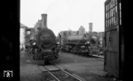 Blick aus dem Schuppen der Zugförderstelle (Zfst) Gmünd im österreichischen Waldviertel auf 399.06 und 399.02. (12.07.1971) <i>Foto: Burkhard Wollny</i>