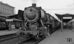 052 821-6 (50 2821) vor einem Personenzug in Bayreuth Hbf. (20.11.1970) <i>Foto: Burkhard Wollny</i>
