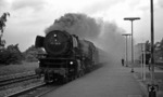 001 126-2 räuchert vor E 659 nach Hof den Bahnhof Oberkotzau ein. (29.07.1970) <i>Foto: Burkhard Wollny</i>