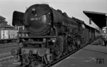 001 181-7 vor P 2852 nach Lichtenfels im Bahnhof Neuenmarkt-Wirsberg. (03.08.1970) <i>Foto: Burkhard Wollny</i>