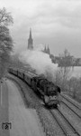 Die bekannte Fotostelle von der Adenauerbrücke mit dem Ulmer Münster und 003 281 vor E 1990 nach Friedrichshafen. (25.04.1970) <i>Foto: Burkhard Wollny</i>