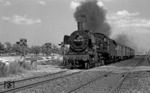 038 039 (38 2039) passiert einen damals modernen Blinklicht-Bahnübergang mit Halbschranken bei Hochdorf. (13.08.1970) <i>Foto: Burkhard Wollny</i>