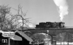 Das Schild weist den Weg für 023 019 auf der Jagstbrücke in Crailsheim.  (01.12.1973) <i>Foto: Burkhard Wollny</i>
