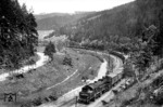 96 021 auf Talfahrt als Schiebelok hinter einem Güterzug bei Probstzella. (1935) <i>Foto: Werner Hubert</i>