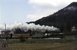 052 602 (Bw Kirchenlaibach) mit einem Güterzug bei Hohenstadt. Die Strecke durch das Pegnitztal wurde 1985 zum Anziehungspunkt für Eisenbahnfreunde aus aller Welt, als nach nach 8 Jahren Dampflokverbot bei der DB im Rahmen der 150-Jahrfeier zum ersten Mal von Nürnberg nach Bayreuth wieder die schwarzen Ungetüme fuhren. (30.03.1971) <i>Foto: J. Peisker</i>