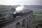 01 164 überquert mit einem Schnellzug nach Kassel das berühmte 482 m lange Viadukt in Altenbeken. (11.06.1966) <i>Foto: J. Carter</i>