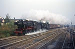 023 023-5 + 050 965-3 durcheilen mit dem Fischzug Sg 51347 den Bahnhof Lauda. (14.09.1973) <i>Foto: Wolfgang Bügel</i>