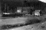 93 806 vor P 3174 im Enztal zwischen Rotenbach und Neuenbürg. (17.11.1953) <i>Foto: Carl Bellingrodt</i>