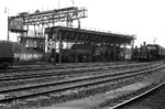 55 5182 (rechts) und eine Bingerbrücker 42er an der Großbekohlungsanlage des Bw Köln-Eifeltor. (05.1951) <i>Foto: A. Dormann, Slg. W. Löckel</i>