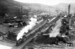 Vermutlich 38 2194 vom Bw Siegen verlässt vor D 81 den Bahnhof Werdohl an der Ruhr-Siegstrecke und wird gleich in den Ütterlingser Tunnel in Richtung Hagen einfahren. Laut Fotografen soll es sich hier um 38 3704 handeln, die aber nur in Süd- und Mitteldeutschland beheimatet war. (1931) <i>Foto: DLA Darmstadt (Bellingrodt)</i>