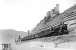 Vor der Burgruine Ehrenfels bei Rüdesheim am Rhein zieht 58 2021 mit ihrem Güterzug nach Mainz-Bischofsheim vorbei. (15.07.1937) <i>Foto: RVM-Filmstelle Berlin</i>