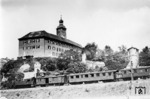75 129 mit P 2856 vor der Kulisse von Schloss Horneck - einer Burg des ehemaligen Deutschen Ordens - in Gundelsheim am Neckar. (12.06.1952) <i>Foto: Carl Bellingrodt</i>